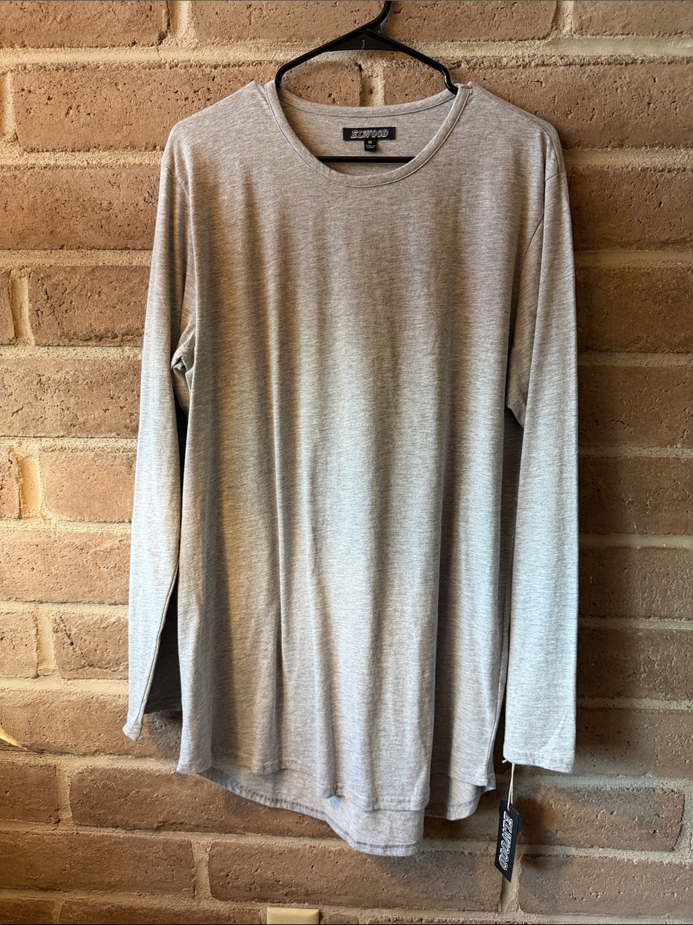 NWT Elwood Men’s Curved Hem Long Sleeve Tee